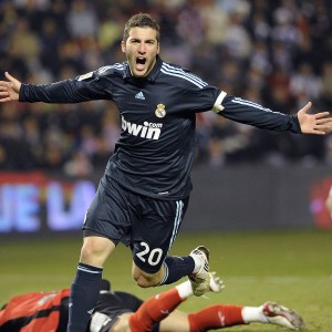 九游登录入口-赛场内外：球员在粉丝中的人气与影响力，赛场内外英文