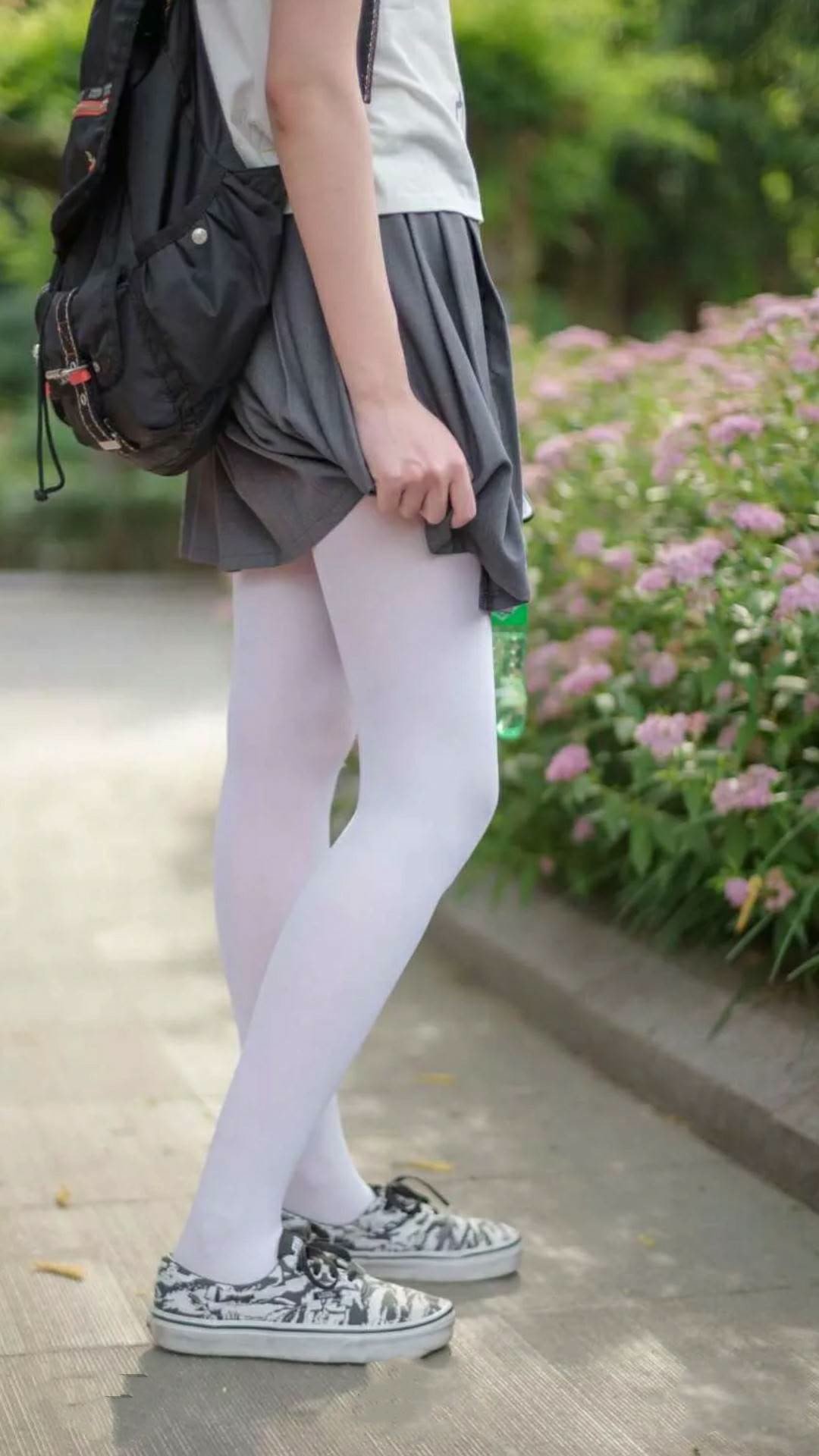精彩对抗连连，球员们在赛场上拼搏求胜，两队对抗的比赛