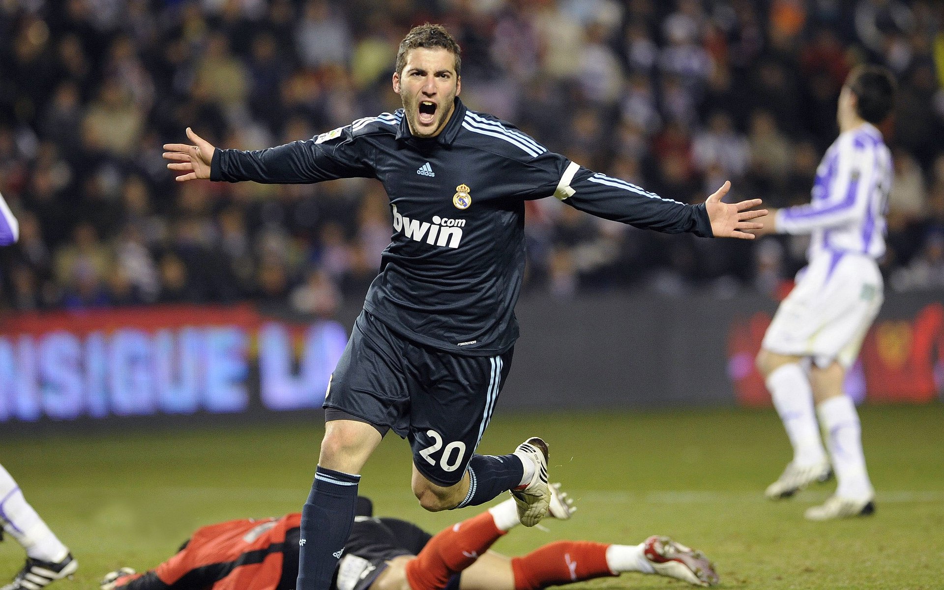 赛场内外：球员在粉丝中的人气与影响力，赛场内外英文